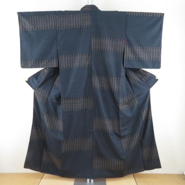 紬 着物 アンティーク 昔着物 大島紬 胴裏紅絹 幾何学模様 黒色ｘ紺色ｘ灰色 広衿 正絹 カジュア...