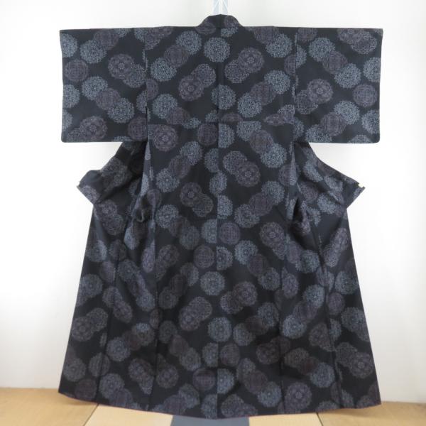 紬 着物 大島紬 華文模様 黒色ｘ薄紫色ｘ灰色 袷 広衿 正絹 裄長め 仕立て上がり着物 身丈159...