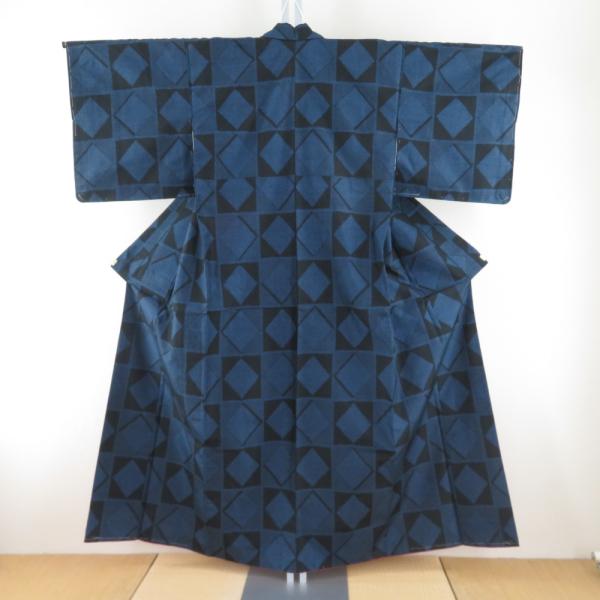 紬 着物 市松に菱型模様 黒色ｘ紺色 袷 バチ衿 絹 仕立て上がり着物 身丈154cm