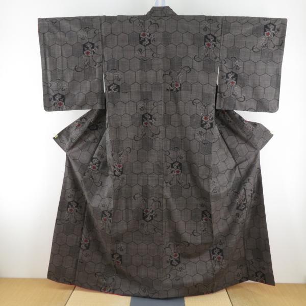 紬 着物 大島紬 黒色ｘ茶色ｘ赤色 亀甲に小花模様 袷 広衿 正絹 仕立て上がり着物 身丈159cm