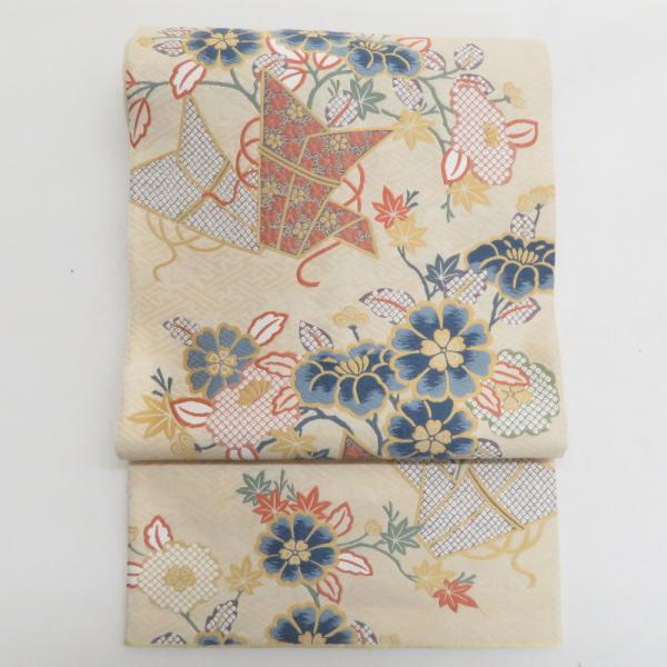 袋帯 正絹 刺繍入り 六通柄 ベージュ地 薄黄色ｘ青色ｘ薄紫色ｘ多色 熨斗に花々紋様 仕立て上がり ...