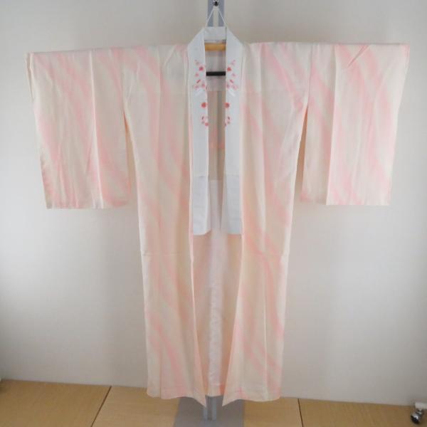 襦袢 長襦袢 薄ピンク色ｘ白色 ぼかし 斜め縞模様 正絹 半衿付き 刺繍半衿 花に笛模様 広衿 仕立...