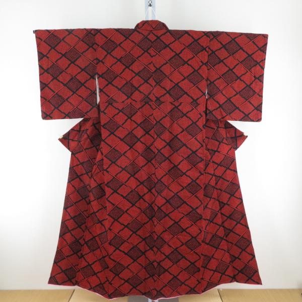 小紋 広衿 ポリエステル 黒色ｘ赤色 菱に鹿の子模様 カジュアル 仕立て上がり 身丈155cm