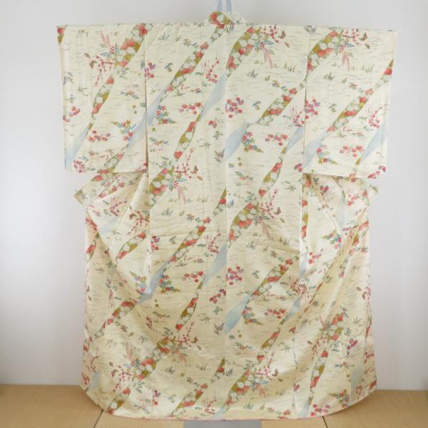 小紋 袷 クリーム色ｘ黄緑ｘ多色 季節の花々に蝶々模様 青海波地紋 正絹 バチ衿 仕立て上がり着物 ...