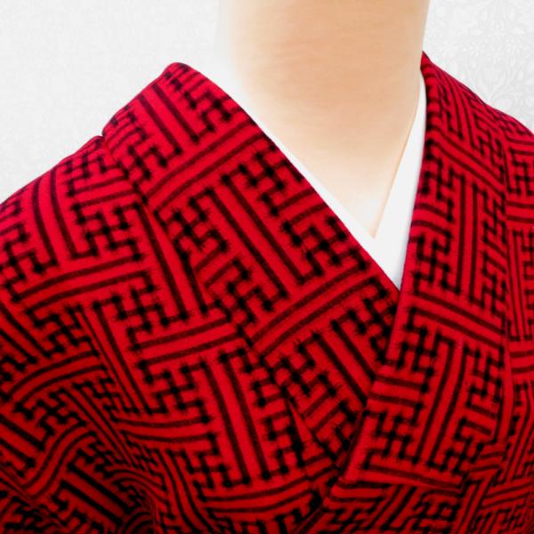 ウール着物 単衣 赤×黒 幾何学柄 バチ衿 カジュアルきもの 普段着物 ウールきもの 仕立て上がり ...