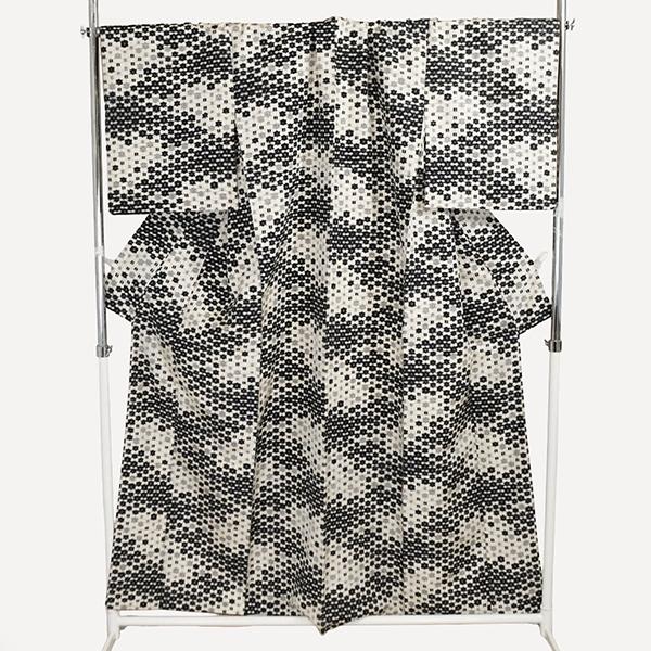 着物 正絹 女性 紬 小紋 袷きもの オフホワイト 黒 身丈167cm 絹100％ 普段着 お稽古 ...