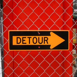 アメリカの道路標識 「DETOUR 」（迂回路 まわり道 ←左矢印