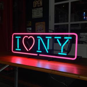 ネオンサイン I LOVE N.Y アイ・ラブ・ニューヨーク 高さ23.5×幅65.5×奥行き12.5cm ネオン管 照明 店舗装｜colour