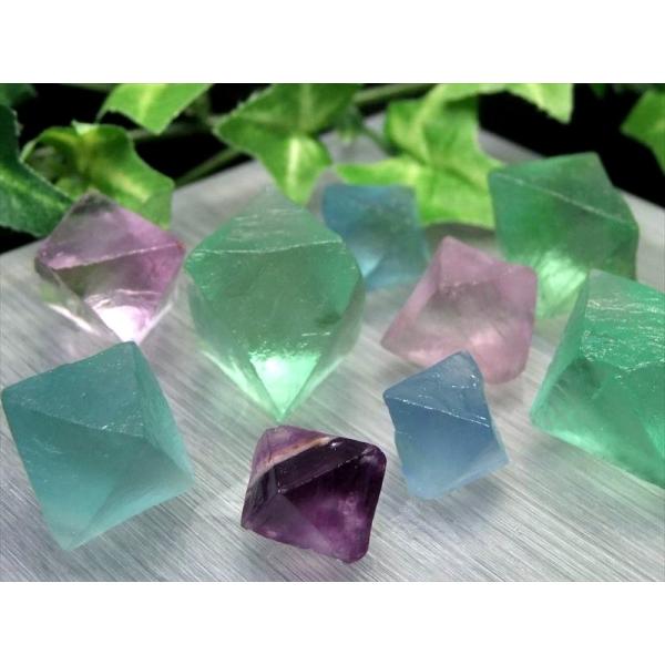 わくわくのサイズMIX 4A つやつや フローライト 8面体結晶 MIXカラー 50gセット 幅約6...