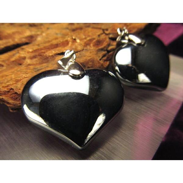 テラヘルツ鉱石 ハート型 ペンダントトップ 横約26mm 1個売り 可愛いハート型 つやつや光沢 話...