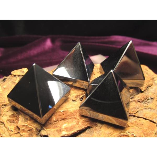 テラヘルツ鉱石 ピラミッド(中) 携帯用ポーチ付き 高さ約15-19mm前後×幅約18-20mm前後...