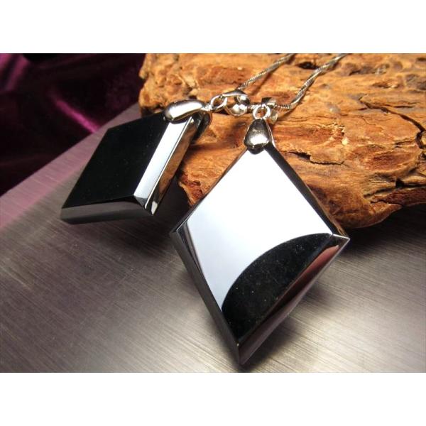 テラヘルツ鉱石 ひし形 ペンダントトップ 小サイズ 縦約35mm 1個売り つやつや光沢 スタイリッ...