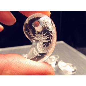 五本爪の双龍 (2匹の龍神) 丸玉 クリスタルガラス製 専用台座付き 直径