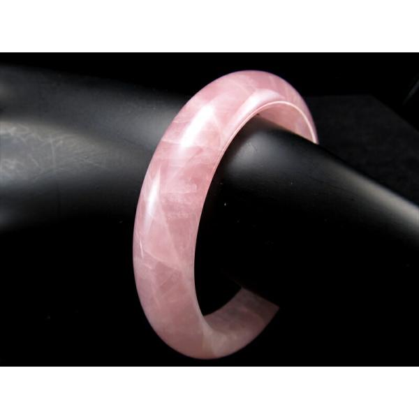 つぎ目なし ローズクォーツ 紅石英 バングル 幅約13.5mm前後 存在感あるバングルタイプ 美と愛...