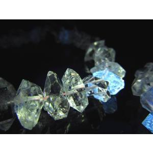 幻想的な蛍光発色 オイルインクォーツ 石油入り水晶 結晶ワイヤーブレスレット 約8.5mm-13mm 内径約16cm-18.5cm 古代の石油を内包した激レア水晶