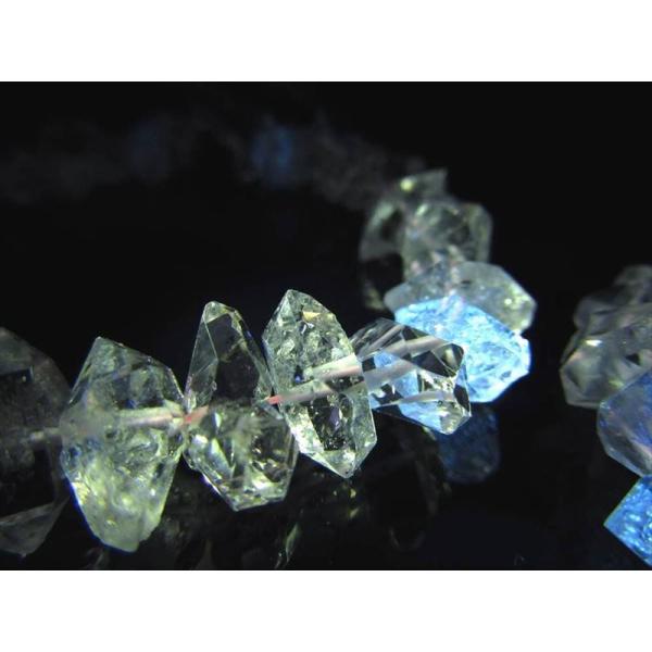 幻想的な蛍光発色 オイルインクォーツ 石油入り水晶 結晶ワイヤーブレスレット 約8.5mm-13mm...
