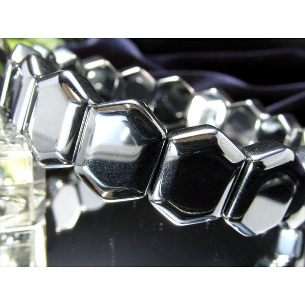 ヘキサゴンカットタイプ テラヘルツ鉱石 バングルブレスレット 幅16mm×12mm×17珠前後 つや...