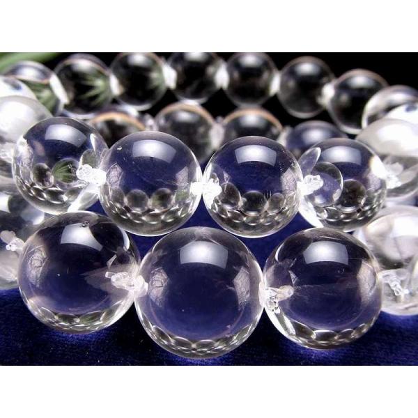 光を受けてレンズのように輝く 天然水晶 ブレスレット 約12mm-13mm×16珠前後 一粒が強調さ...