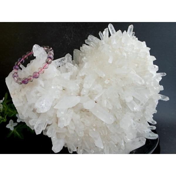 店頭展示中 大地が育んだ光の宇宙 水晶 クラスター 専用木製台座付 最大幅約240mm 重さ5156...