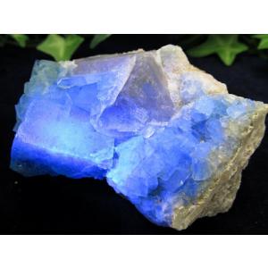 幻のグリーンが 闇夜に青く輝く 蛍光 フローライト クラスター原石 重さ202.7g 最大幅約75mm マダガスカル産 蛍光フローライトの奇跡 魅惑の逸品