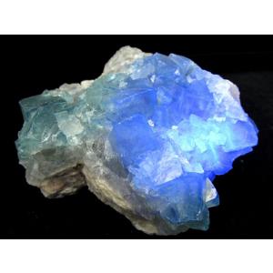 幻のグリーンが 闇夜に青く輝く 蛍光 フローライト 結晶 原石 重さ437g 最大幅約86mm マダガスカル産 蛍光フローライトの奇跡 魅惑の逸品