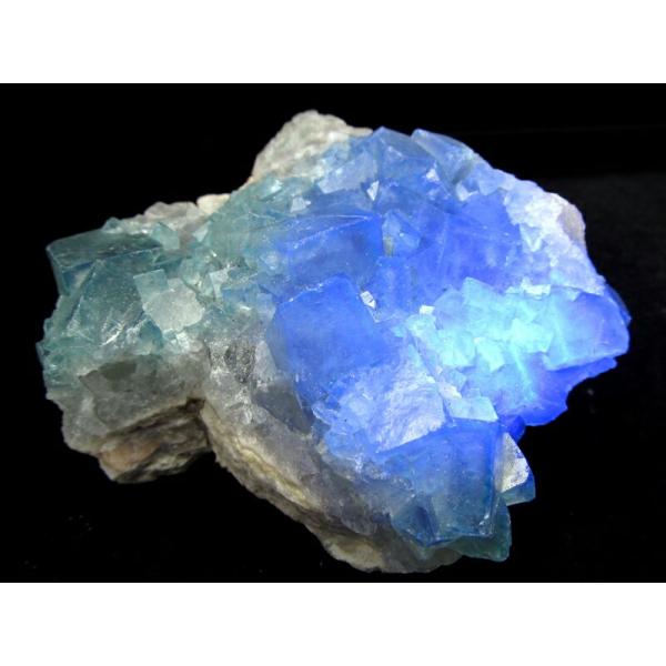 幻のグリーンが 闇夜に青く輝く 蛍光 フローライト 結晶 原石 重さ437g 最大幅約86mm マダ...