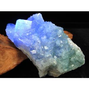 幻のグリーンが 闇夜に青く輝く 蛍光 フローライト 結晶 原石 重さ457g 最大幅約124mm マダガスカル産 蛍光フローライトの奇跡 魅惑の逸品