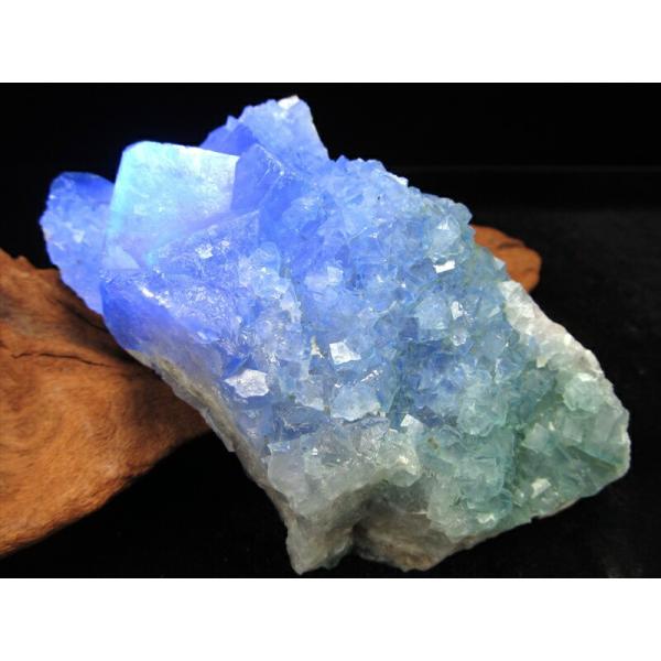 幻のグリーンが 闇夜に青く輝く 蛍光 フローライト 結晶 原石 重さ457g 最大幅約124mm マ...