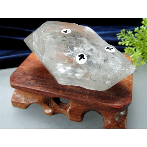 虹入り 水入り エレスチャル 骸骨水晶 ランダムカット原石 木製台座付き 幅 62mm 重さ 68g...