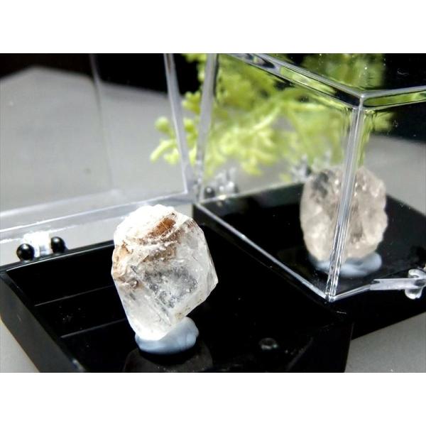 ミニチュア原石シリーズ スカルドゥ産 カラーレス トパーズ 原石 ケース付き コレクションや標本に ...
