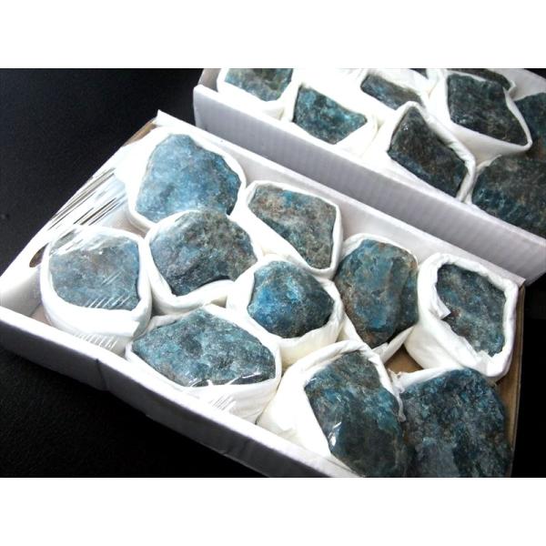 箱売り 濃アパタイト ラフ原石タイプ 詰合せ 約700-900g 平均11-12個入り 箱サイズ約1...