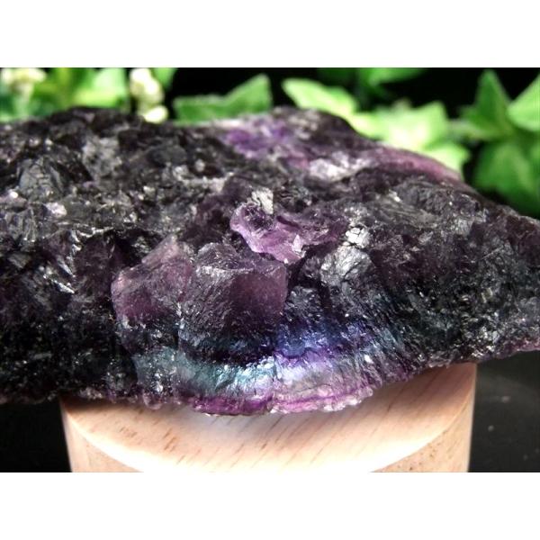 激レア パープルフローライト 結晶原石 LED台座付き 最大幅約92mm 重さ246g 強い光で透か...