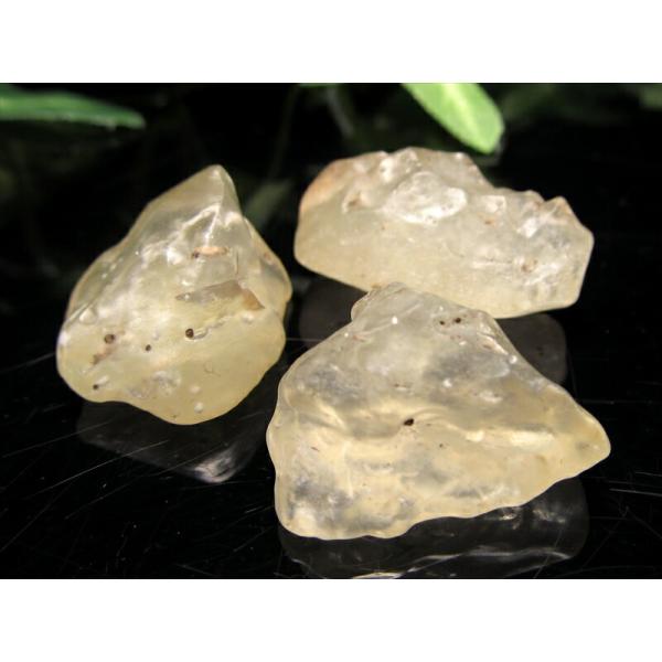 抜粋鑑別済み 稀少 リビアングラス 原石 2個セット 重さ13.7g 入手困難な逸品 隕石由来のイン...