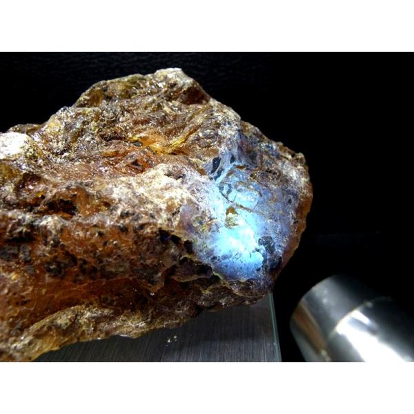 特大 鮮やかなブルーに変色 ブルーアンバー 原石 LED台座付き 最大幅約182mm 重さ473g ...