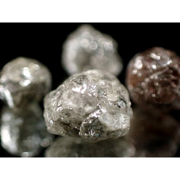 青色蛍光タイプ 天然蛍光ダイヤモンド 金剛石 結晶原石 1個売り 約0.6ct-0.7ct ルースケ...