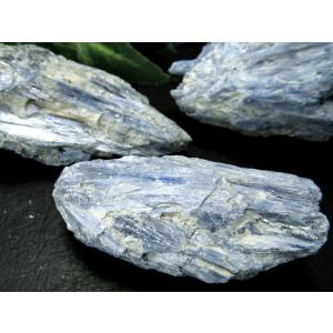 水晶共生あり カイヤナイト 原石 1個売り 重さ約40g-60g 独立心や探究心を強める石 心安らぐペールブルーとホワイトの色合い 藍晶石 ブラジル産 ngt｜comrose
