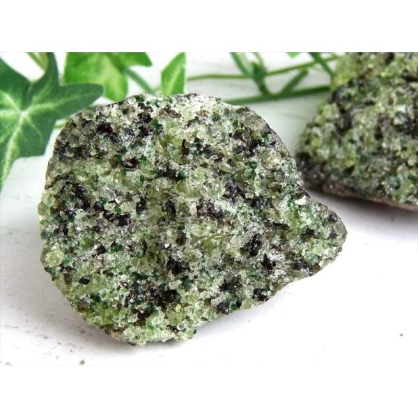 太陽の象徴 ペリドット かんらん石 結晶原石 1個売り 重さ70g-100g 迫力の母岩付き たっぷ...