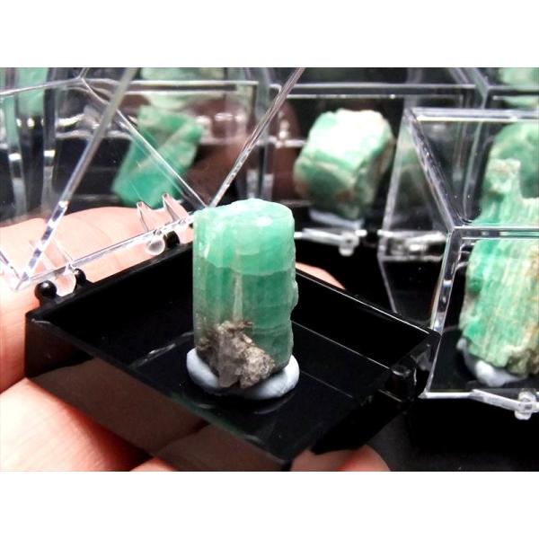 ミニチュア原石シリーズ 4A エメラルド 結晶 原石 ケース付き Mサイズ 原石の重さ6g-8g 世...