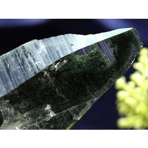 ガネーシュヒマール産水晶 クローライト共生 単結晶 最大長さ約66mm 重さ36g 激レア産地 超透明 潜在能力を目覚めさせる石 一点物｜comrose