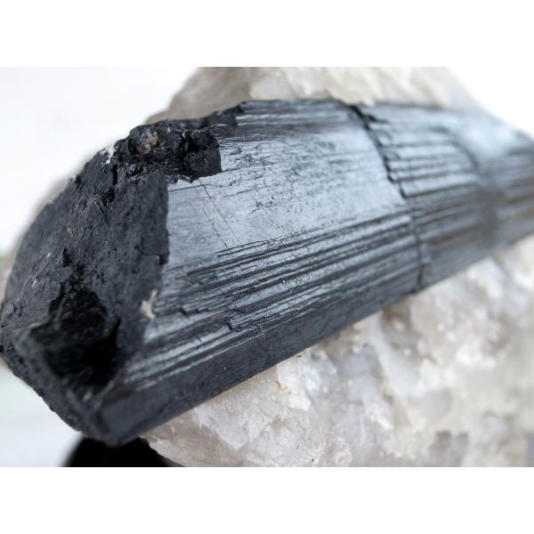 大迫力の漆黒結晶 ブラックトルマリン原石 母岩付き 専用木製台座付属 最大幅123mm 重さ1198...