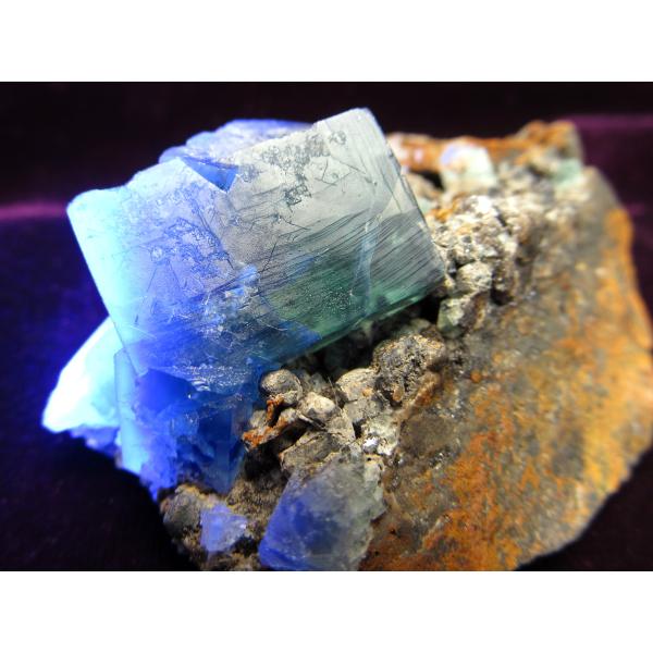 蛍光 フローライト 結晶 原石 重さ75g 最大幅約61mm 魅惑の逸品 神秘的美しさの結晶群 透明...