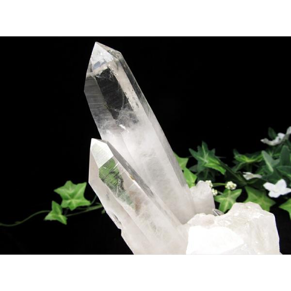 店頭展示中 山型ファントム入り ヒマラヤ産 水晶 結晶原石 専用木製台座付 重さ 1463g ヒマラ...