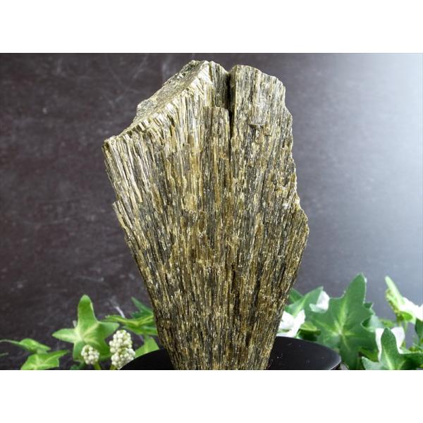 深緑が息づく 森のエネルギー結晶 グリーン ゾイサイト 原石 木製専用台座付 高さ 140mm 重さ...