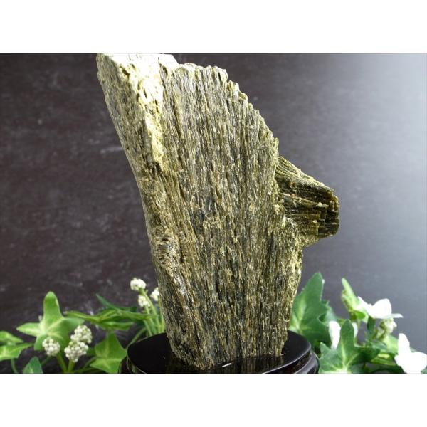 深緑が息づく 森のエネルギー結晶 グリーン ゾイサイト 原石 木製専用台座付 高さ141mm 重さ6...