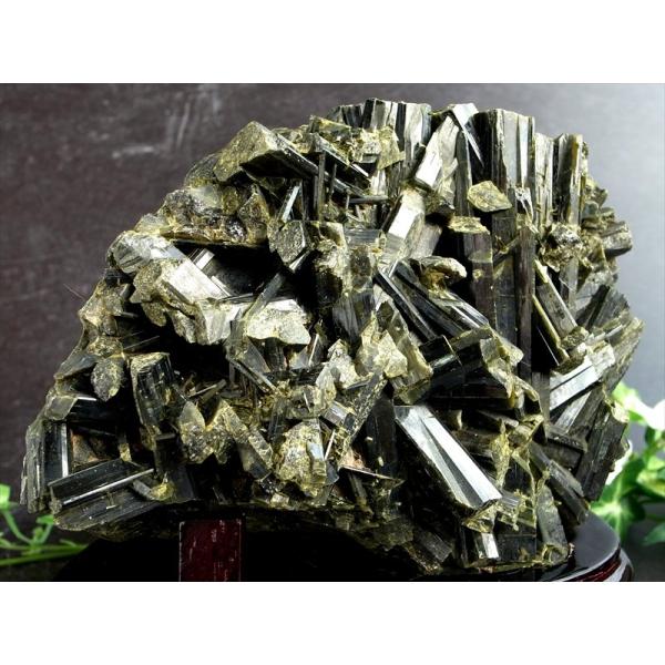 深緑が息づく 森のエネルギー結晶 ゾイサイト 原石 木製専用台座付 高さ 140mm 重さ1948g...