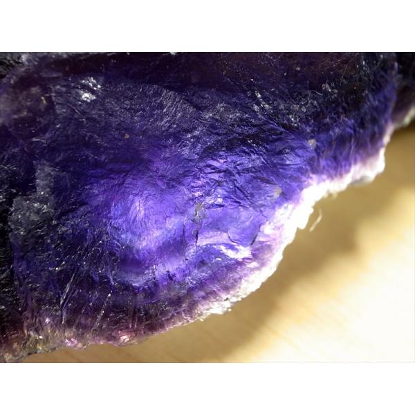 激レア パープルフローライト 結晶原石 LED台座付き 最大幅約128mm 重さ383g 強い光で透...