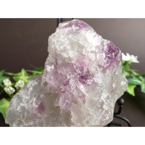 採掘量極僅か フローライト 原石 台座付 最大幅約94mm 重さ292g 目を奪われる個性的な美しさ...