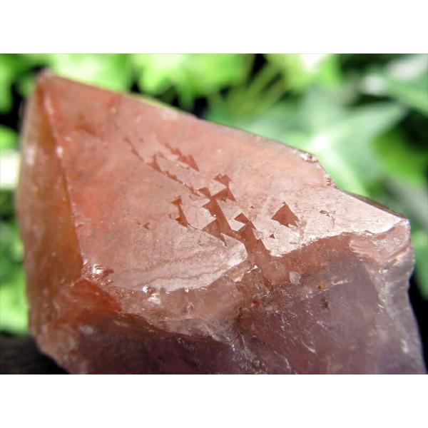 未来を拓く逆三角形と大地を纏う赤き帽子 トライゴーニック有り レッドキャップ アメジスト 単結晶 最...