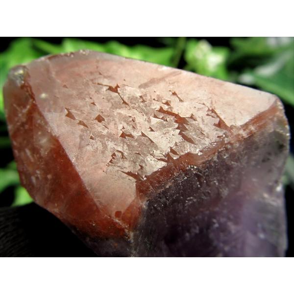 未来を拓く逆三角形と大地を纏う赤き帽子 トライゴーニック有り レッドキャップ アメジスト 単結晶 最...