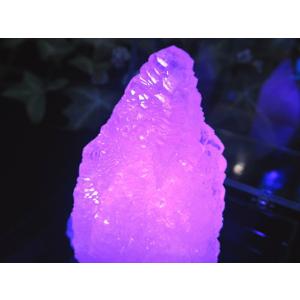 大人気の妖艶なピンク色発光 蛍光ピンクカルサイト 原石 コレクションケース付 高さ 60mm 重さ 61g 持ち主の心を包み込むような強力な癒し ストレスの緩和
